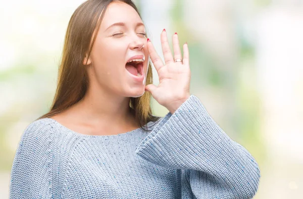 Giovane Bella Donna Caucasica Indossa Maglione Invernale Sfondo Isolato Urlando — Foto Stock