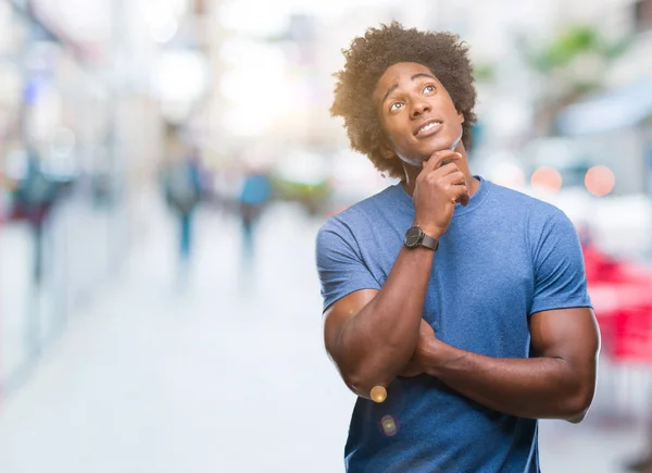 Bărbat Afro American Fundal Izolat Mâna Bărbie Gândindu Întrebare Expresie — Fotografie, imagine de stoc