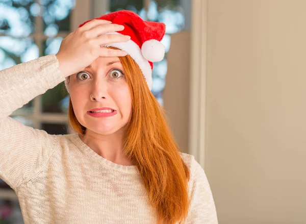 Zrzka Žena Nosí Santa Claus Klobouk Zdůraznil Rukou Hlavě Šokoval — Stock fotografie