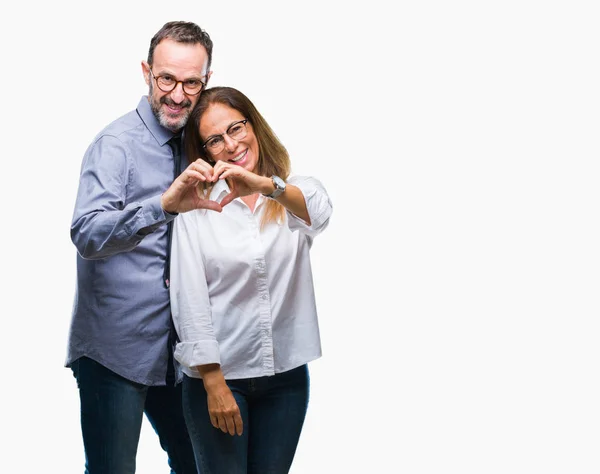 Middelbare Leeftijd Hispanic Paar Verliefd Bril Geïsoleerde Achtergrond Glimlachend Liefde — Stockfoto