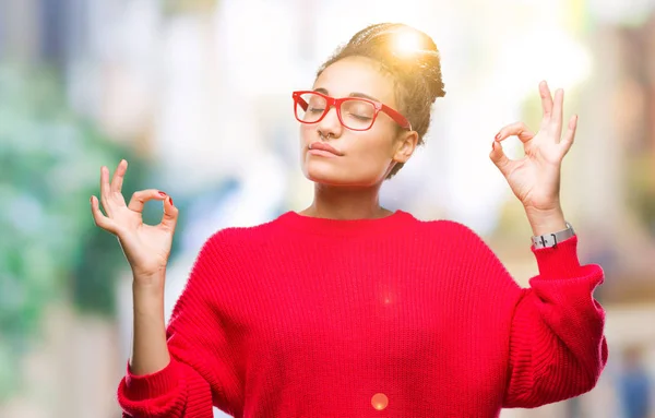 Joven Trenzado Cabello Afroamericano Chica Usando Suéter Gafas Sobre Fondo —  Fotos de Stock