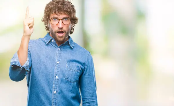 Hombre Modelo Hispano Guapo Con Gafas Sobre Fondo Aislado Apuntando — Foto de Stock