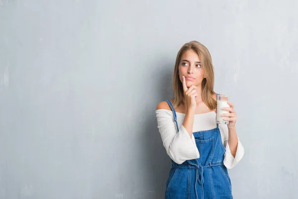 Schöne Junge Frau Über Grunge Graue Wand Die Ein Glas — Stockfoto