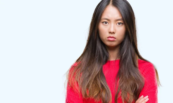 若いアジアの女性は 懐疑的な孤立した背景と組んだ腕で顔の神経 不賛成式冬のセーターを着ています 否定的な人 — ストック写真