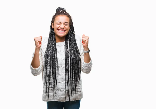 Giovane Capelli Intrecciati Ragazza Afroamericana Indossa Maglione Sfondo Isolato Eccitato — Foto Stock