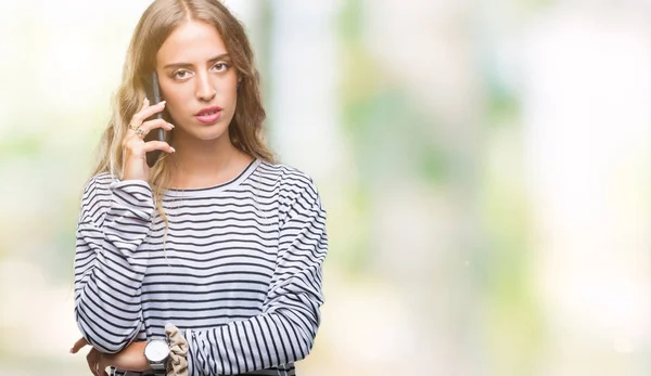 Schöne Junge Blonde Frau Spricht Auf Smarpthone Über Isolierten Hintergrund — Stockfoto