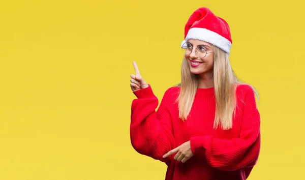 Jovem Mulher Loira Bonita Usando Chapéu Natal Sobre Fundo Isolado — Fotografia de Stock