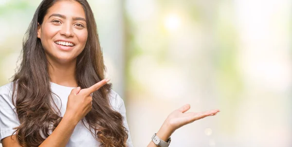 Joven Mujer Árabe Hermosa Sobre Fondo Aislado Sorprendido Sonriendo Cámara — Foto de Stock