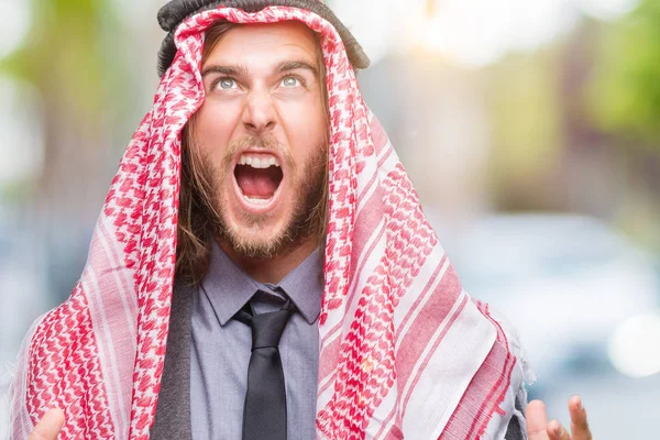 Szép Arab Fiatalember Visel Keffiyeh Elszigetelt Háttér Őrült Őrült Kiabálás — Stock Fotó