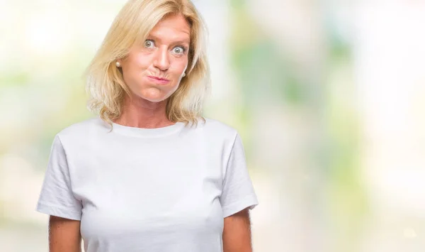 Medelålders Blond Kvinna Över Isolerade Bakgrund Pustande Kinder Med Roliga — Stockfoto