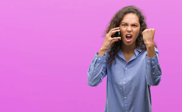 Mulher Hispânica Jovem Usando Smartphone Irritado Frustrado Gritando Com Raiva — Fotografia de Stock