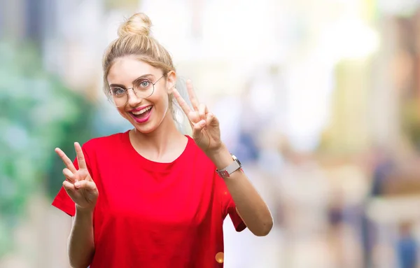 Joven Mujer Rubia Hermosa Con Camiseta Roja Gafas Sobre Fondo — Foto de Stock