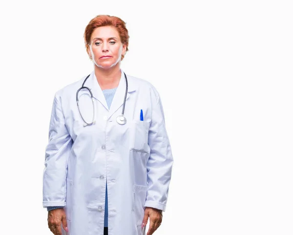 先輩の白人医師女性の顔に真剣な表情で孤立した背景に医療制服を着てします シンプルで自然なカメラを見てください — ストック写真