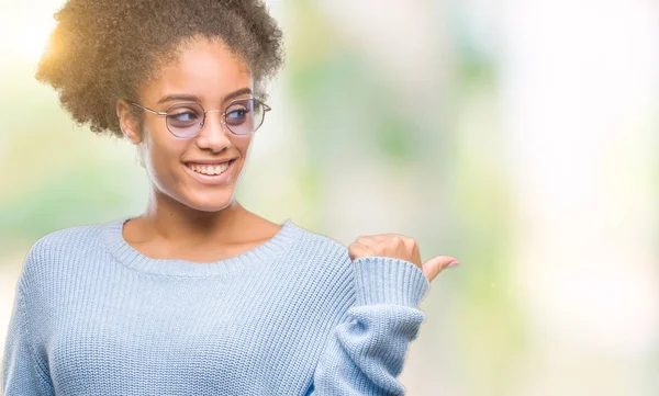 Joven Mujer Afroamericana Con Gafas Sobre Fondo Aislado Sonriendo Con — Foto de Stock