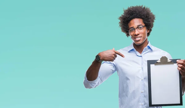 Hombre Afroamericano Sosteniendo Portapapeles Sobre Fondo Aislado Con Cara Sorpresa —  Fotos de Stock