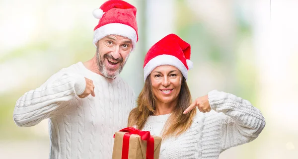 Coppia Ispanica Mezza Età Che Indossa Cappello Natale Tiene Regalo — Foto Stock