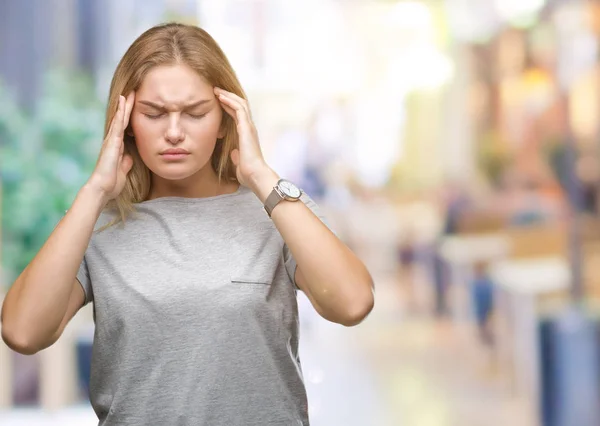 年轻的白种女人在孤立的背景与手头部疼痛头部因为压力 患偏头痛 — 图库照片