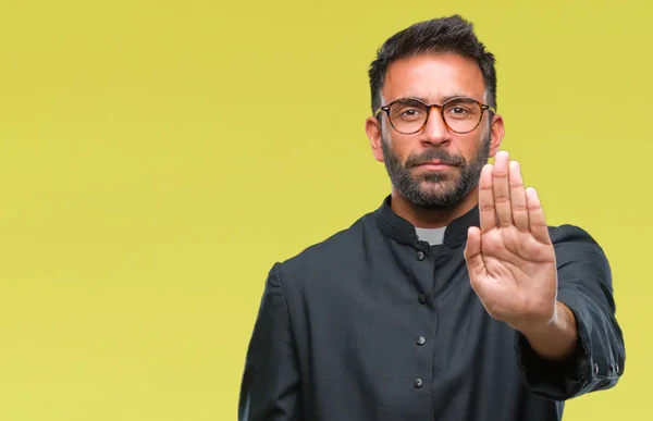 Adulto Hispânico Padre Católico Homem Sobre Fundo Isolado Fazendo Parar — Fotografia de Stock