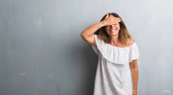 Mulher Hispânica Meia Idade Sobre Parede Grunge Cinza Sorrindo Rindo — Fotografia de Stock