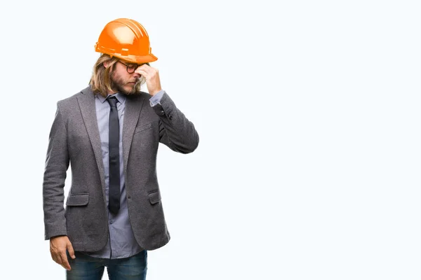 Jovem Arquiteto Bonito Homem Com Cabelos Longos Usando Capacete Segurança — Fotografia de Stock