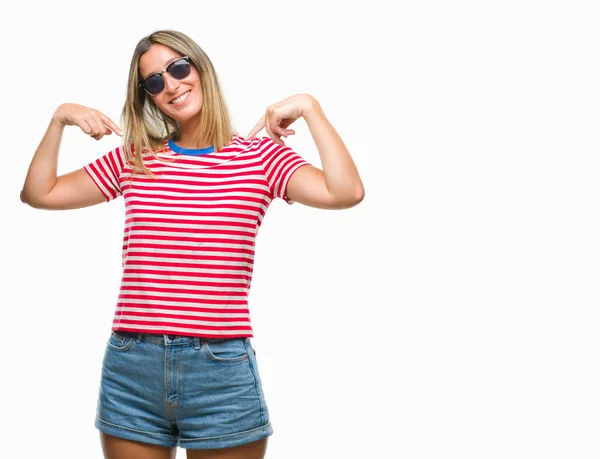 Joven Hermosa Mujer Con Gafas Sol Sobre Fondo Aislado Mirando — Foto de Stock