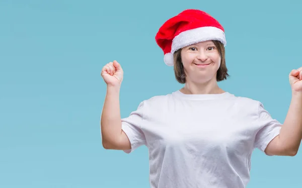 Mulher Adulta Jovem Com Síndrome Usando Chapéu Natal Sobre Fundo — Fotografia de Stock