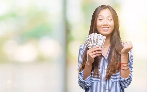 Jovem Mulher Asiática Segurando Dólares Sobre Fundo Isolado Gritando Orgulhoso — Fotografia de Stock