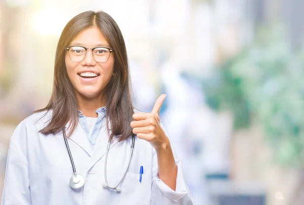 Jovem Asiático Médico Mulher Sobre Isolado Fundo Fazendo Feliz Polegares — Fotografia de Stock