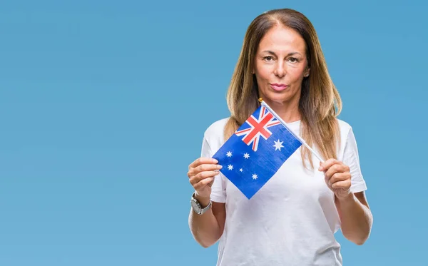 中世纪拉美裔妇女持有澳大利亚国旗在孤立的背景与自信的表情在聪明的脸思考严重 — 图库照片