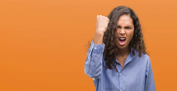 年轻的西班牙商界妇女愤怒和疯狂的举起拳头沮丧和愤怒 而愤怒的呼喊 愤怒和侵略性概念 — 图库照片