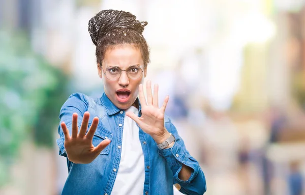 Young Gevlochten Hair Afrikaans Amerikaans Meisje Bril Geïsoleerde Achtergrond Bang — Stockfoto