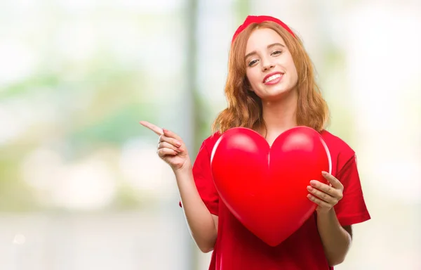 Joven Hermosa Mujer Sosteniendo Corazón Rojo Amor Sobre Fondo Aislado —  Fotos de Stock