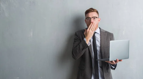 Joven Pelirroja Elegante Hombre Negocios Sobre Pared Gris Grunge Utilizando — Foto de Stock