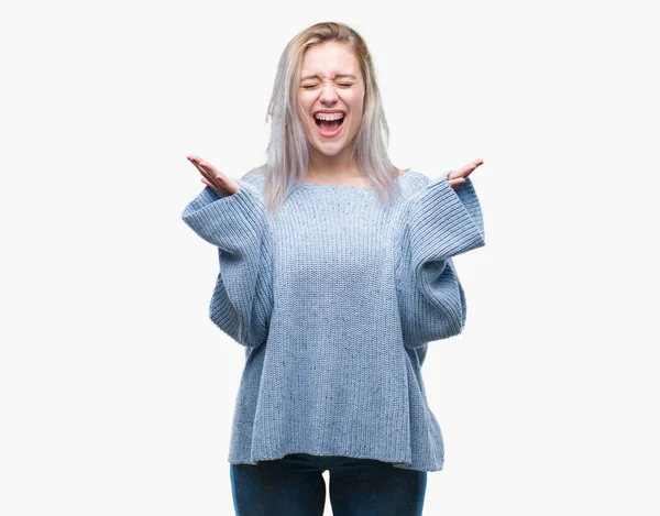 上冬セーター身に着けている若いブロンドの女性は 背景を祝う怒って叫んで調達とクローズの目が興奮して腕を成功のために狂気を分離しました 勝者の概念 — ストック写真