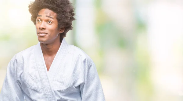 Afro American Człowiek Nosi Karate Kimono Białym Tle Uśmiechnięty Patrząc — Zdjęcie stockowe