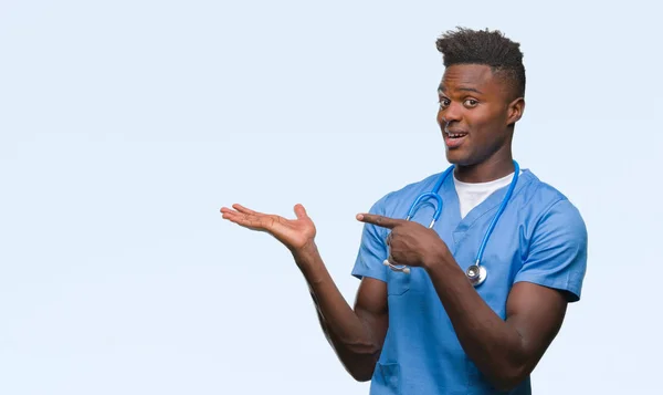 Giovane Uomo Medico Afroamericano Sfondo Isolato Indossando Uniforme Chirurgo Stupito — Foto Stock