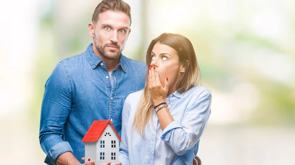 Joven Pareja Amor Holding Casa Sobre Aislado Fondo Cubierta Boca —  Fotos de Stock