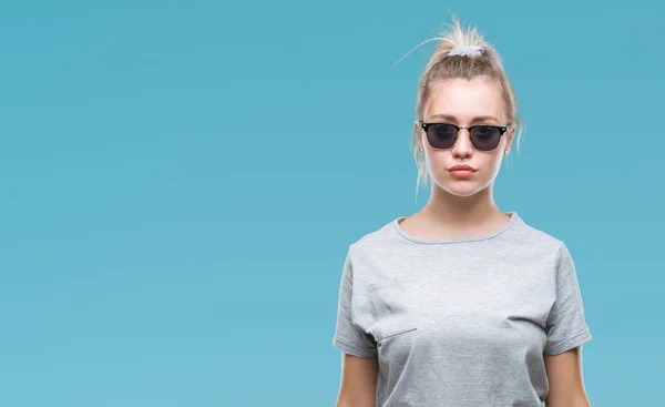 Unga Blonda Kvinnan Bär Solglasögon Över Isolerade Bakgrund Med Allvarliga — Stockfoto