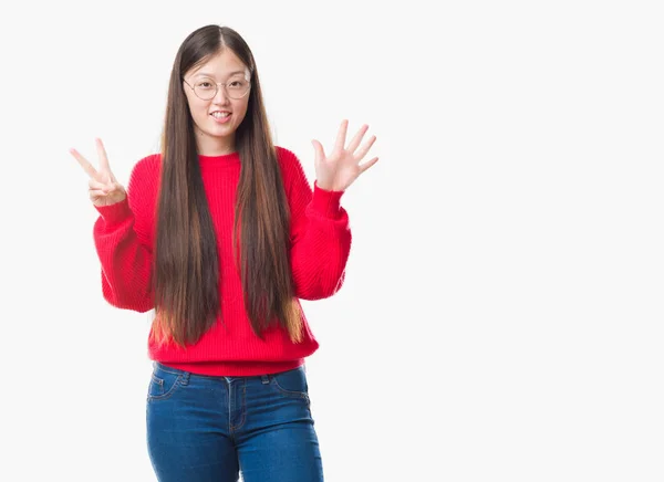 Jovem Chinês Mulher Sobre Isolado Fundo Vestindo Óculos Mostrando Apontando — Fotografia de Stock