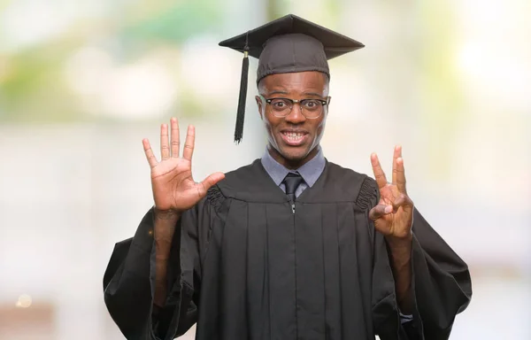 若いが示す分離の背景にアフリカ系アメリカ人を卒業し ながら自信を持って 幸せな笑みを浮かべて指で上向き — ストック写真