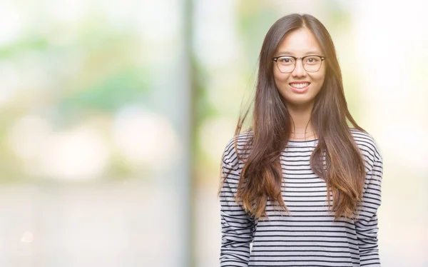 Mujer Asiática Joven Con Gafas Sobre Fondo Aislado Con Una —  Fotos de Stock