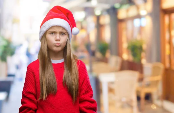 Όμορφη Κοπέλα Φορώντας Καπέλο Χριστουγέννων Πέρα Από Απομονωμένο Υπόβαθρο Ξεφυσώντας — Φωτογραφία Αρχείου