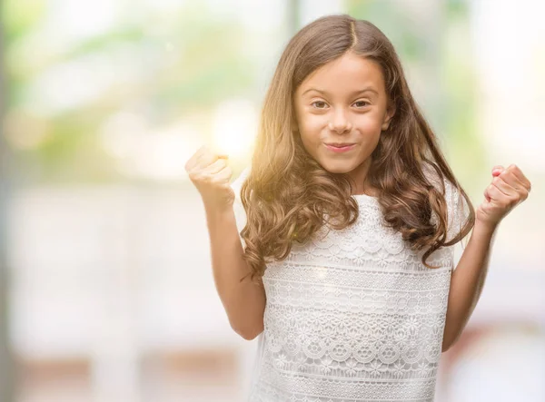 Brunette Spaanse Meisje Vieren Verrast Verbaasd Voor Succes Met Armen — Stockfoto