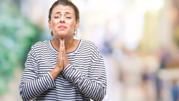 Giovane Bella Donna Casual Strisce Maglione Sfondo Isolato Accattonaggio Pregare — Foto Stock