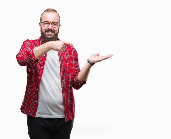 Joven Hombre Hipster Caucásico Con Gafas Sobre Fondo Aislado Sorprendido — Foto de Stock