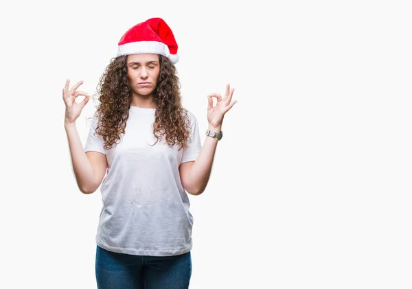 Menina Morena Jovem Usando Chapéu Natal Sobre Fundo Isolado Relaxar — Fotografia de Stock