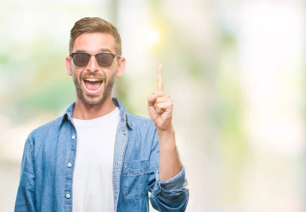 Homem Bonito Jovem Usando Óculos Sol Sobre Fundo Isolado Apontando — Fotografia de Stock