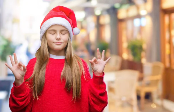 Krásná Mladá Dívka Nosí Vánoční Čepice Izolované Pozadí Relaxovat Usmívající — Stock fotografie