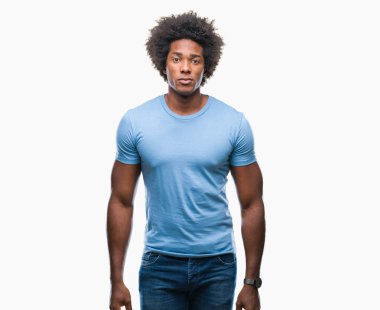 Yüzünde ciddi bir ifade ile izole arka plan üzerinde Afro Amerikalı adam. Basit ve doğal kameraya bakıyor.