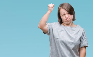 Down sendromlu izole arka plan öfkeli ve sinirli sinirli ve öfke ile bağırarak süre öfkeli yumruk yükselterek üzerinde Genç Yetişkin kadın. Öfke ve agresif kavramı.